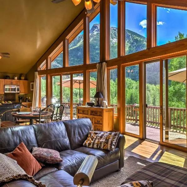 Peaceful Marble, Colorado Home w/ Deck & Mtn Views，位于Marble的酒店