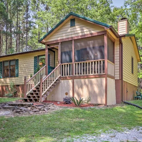 Cozy Pine Mountain Cabin with Screened Porch and Yard!，位于West Point的酒店