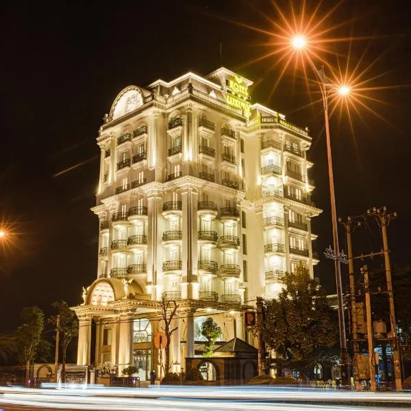 Manh Quan Luxury Hotel，位于Háu Nữ的酒店