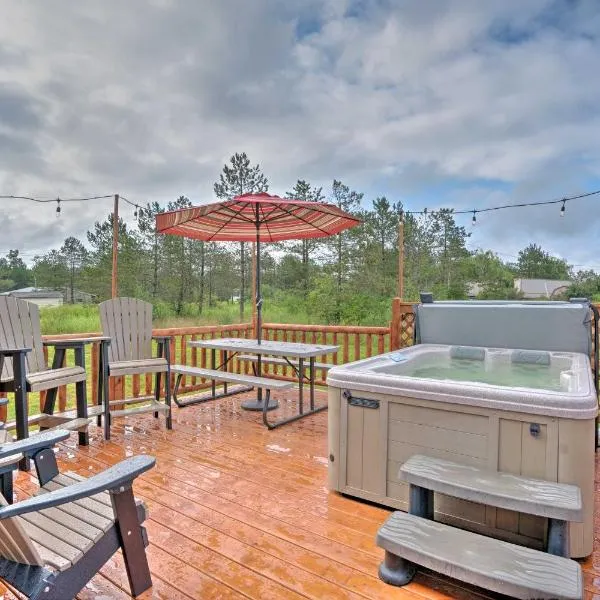 Deck, Hot Tub, Fire Pit Rustic Cabin in Benezette，位于Benezette的酒店