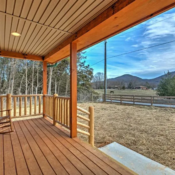 Quiet Shenandoah Cabin with Porch and Pastoral Views!，位于仙纳度的酒店