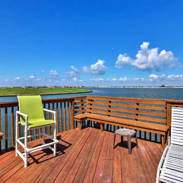 Waterfront Corpus Christi Townhome with Pool and Dock!，位于科珀斯克里斯蒂的酒店