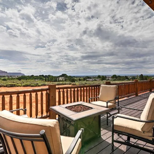 Dreamy Kanab Cabin with Hot Tub and Panoramic Views!，位于卡纳布的酒店