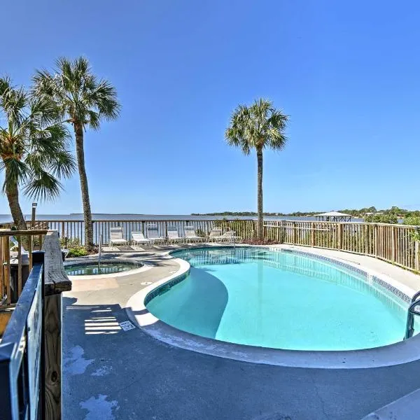 Beachfront Cedar Key Condo with Pool, Spa and Views!，位于锡达基的酒店