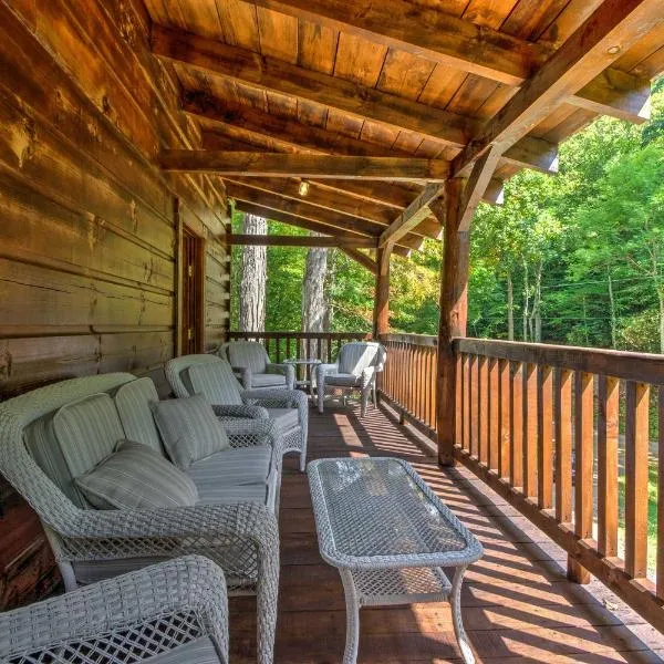 Scenic Trade Cabin with Deck Near Boone and App State!，位于Mountain City的酒店