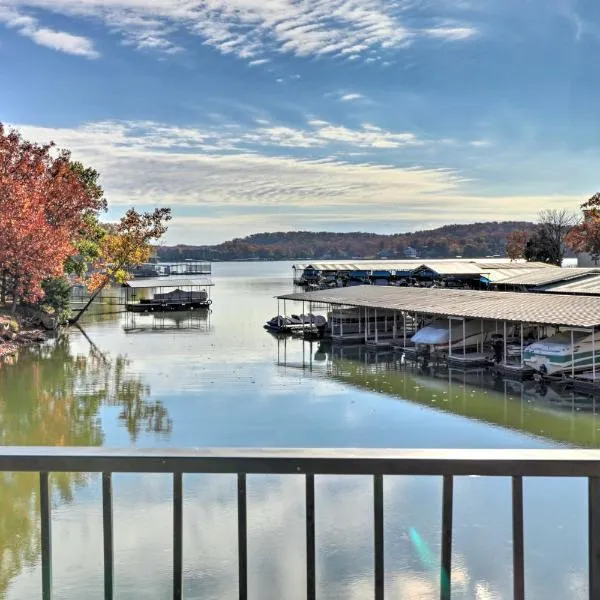 Lake Ozark Condo with Pool and Fishing Docks!，位于奥沙克湖的酒店