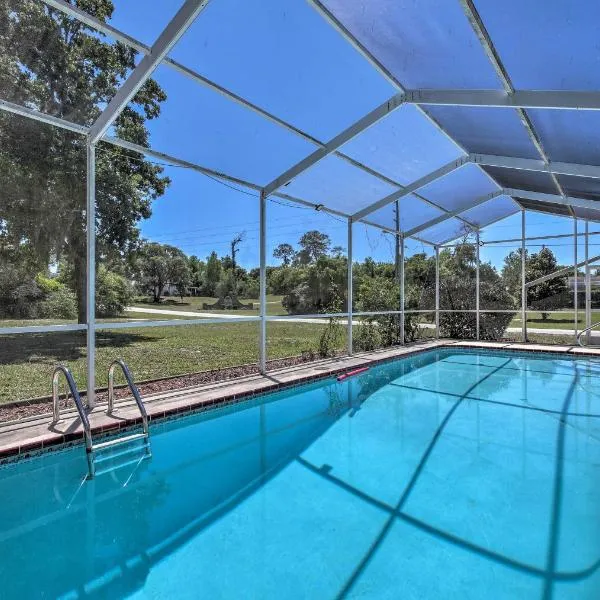 Spring Hill Home with Pool about 1 Mi to Weeki Wachee，位于春丘的酒店