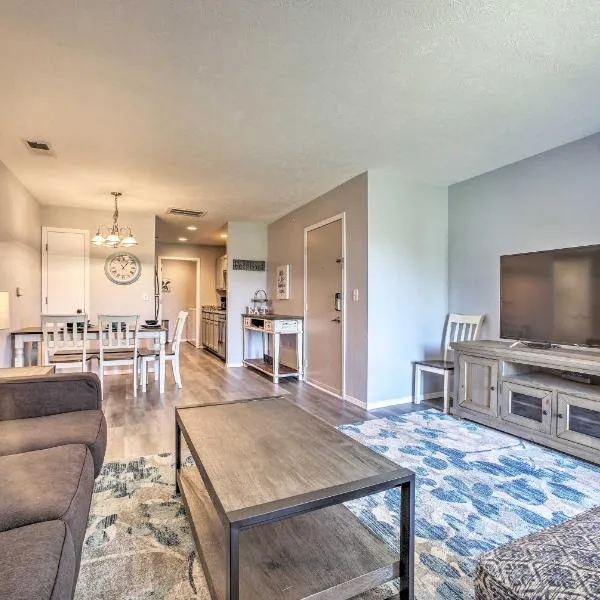 Cozy Condo w/ Pool Access in the Heart of Branson!，位于布兰森的酒店
