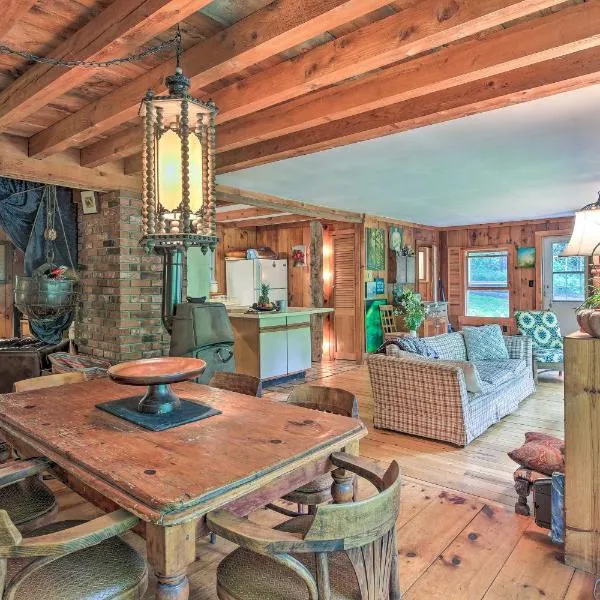 Berkshire Riverfront Ski Cabin: Close to Hiking!，位于Mill River的酒店