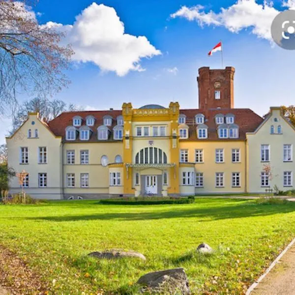 Ruhig & Idyllisch - Schloss Lelkendorf - Maisonette-Apartment Ulrichshusen mit Dachterrrasse, Mecklenburger Seenplatte mit Dachterrasse, Nähe Ostsee，位于Lelkendorf的酒店