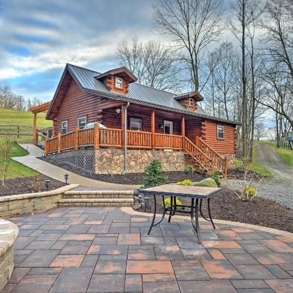 Rustic Dundee Log Cabin with Hot Tub and Forest Views!，位于Dundee的酒店