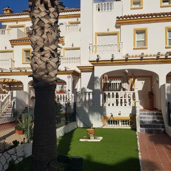 LUJOSO ADOSADO de TRES HABITACIONES en VERA PLAYA A 200 METROS DEL MAR，位于维拉的酒店