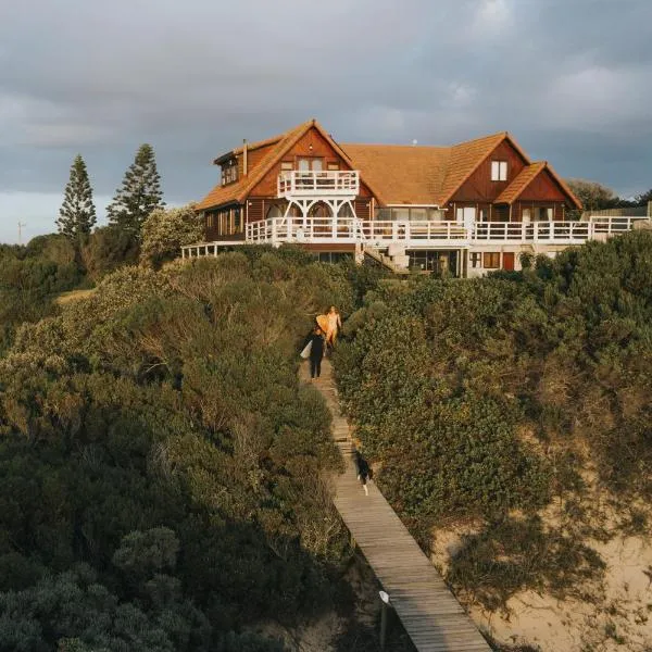 Surf Lodge South Africa，位于杰弗里湾的酒店