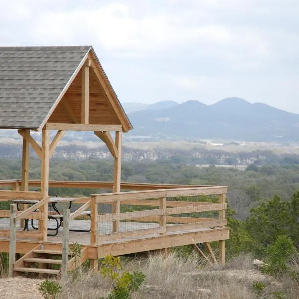 Quiet Utopia Cabin with Deck and Mountain Views!，位于Vanderpool的酒店