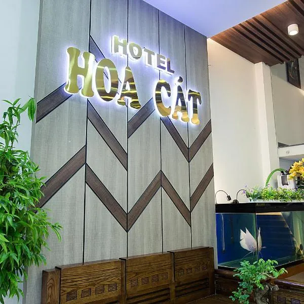 Hoa Cát Hotel，位于Phú Thạnh的酒店