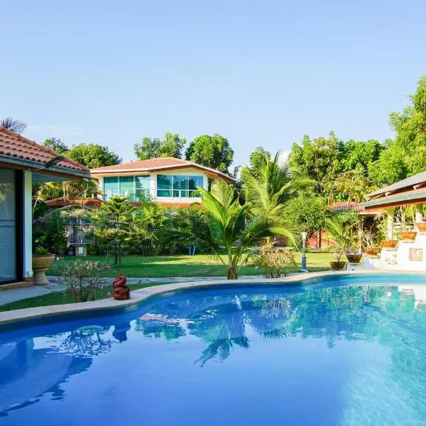 Tina's Living Paradise - Guesthouses with private pool，位于班佩的酒店