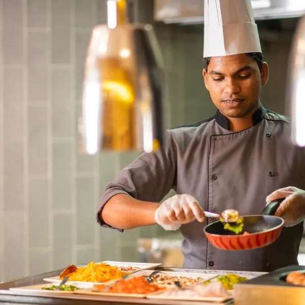 Holiday Inn Muscat AlSeeb by IHG，位于马斯喀特的酒店
