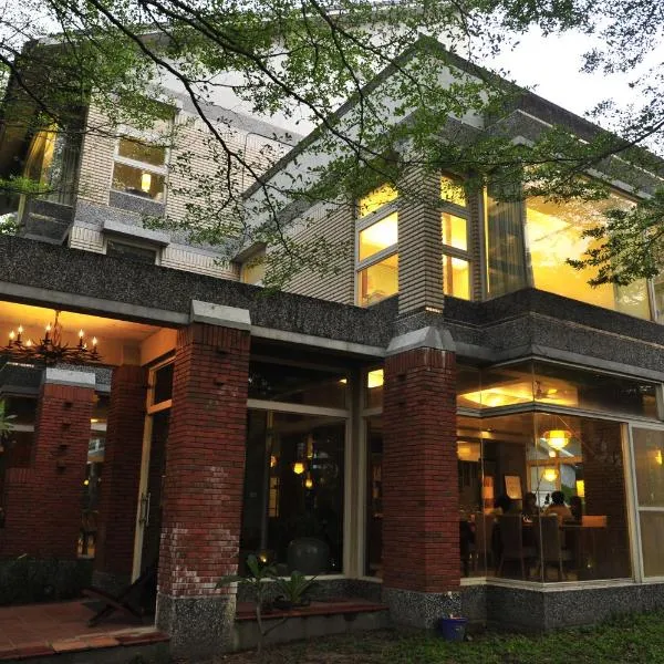 明山庄人文会馆，位于Ligang的酒店