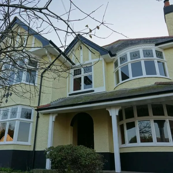 The Old Sea Captain's House, Aberporth，位于兰戈拉诺格的酒店