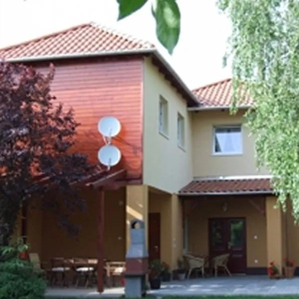 Ilona Apartmanház，位于Ács的酒店