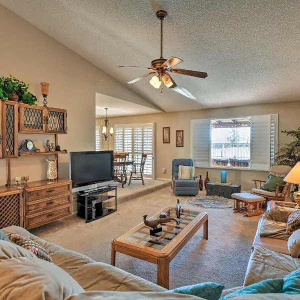 7 Mi to Riparian Preserve Family Home with Yard!，位于梅萨的酒店
