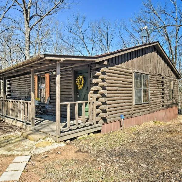 Arkansas Log Cabin Rental Near Lake Greeson!，位于默弗里斯伯勒的酒店
