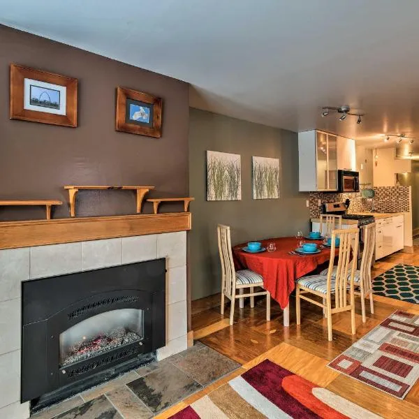 Walk to Town and Coast Anchorage Condo with Fireplace，位于安克雷奇的酒店