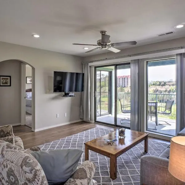 Less Than 1 Mi to Branson Strip Condo on Golf Course!，位于布兰森的酒店