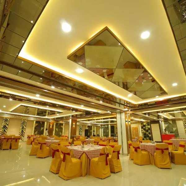 Vijay Vilas Hotel & Convention Hall，位于Sikandra的酒店