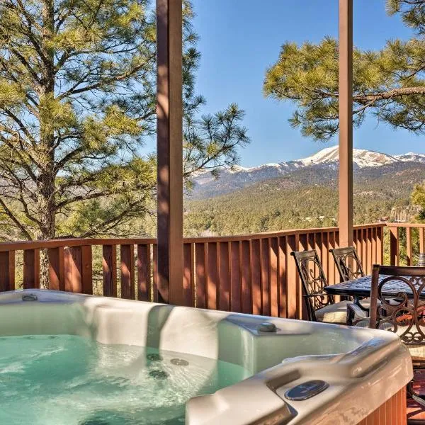 Lavish Ruidoso Condo with 2 Private Decks and Hot Tub!，位于鲁伊多索的酒店