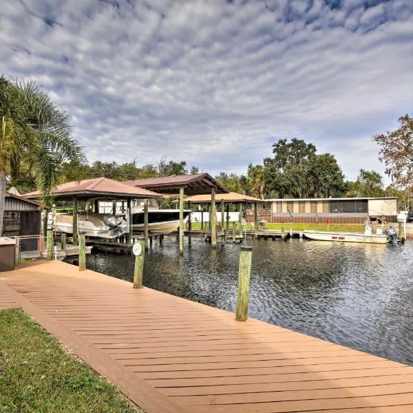 Waterfront Homosassa Home with Private Dock and Deck!，位于霍莫萨萨的酒店