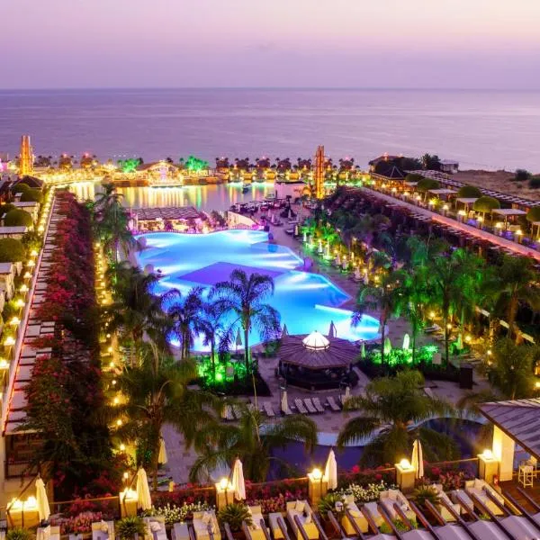 Cratos Premium Hotel Casino & SPA，位于凯里尼亚的酒店