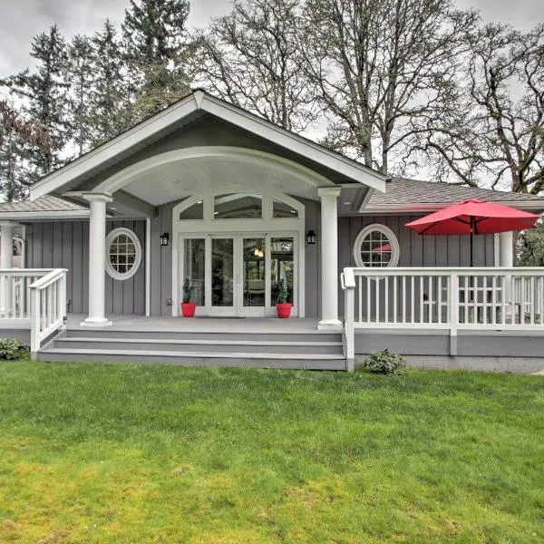 Contemporary Tacoma Cottage with Deck and Pond!，位于皮阿拉普的酒店