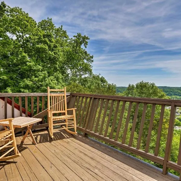 Burkesville Apt with Deck, Views and Pool Access!，位于Burkesville的酒店