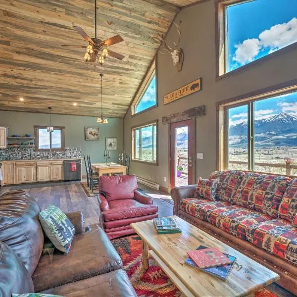 Day Trip to Yellowstone NP! Mtn-View Cabin，位于利文斯顿的酒店