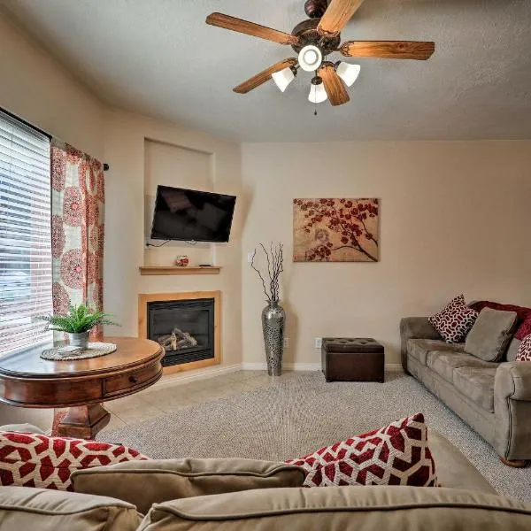Kanab Condo with Pool and Patio, 30 Mi to Zion NP，位于卡纳布的酒店