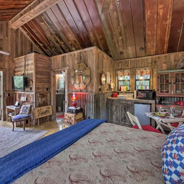 Snuggle Inn Wimberley Cabin w/ Fire Pit + Deck，位于温伯利的酒店