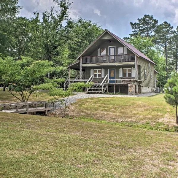 Guntersville Cabin with Fire Pit and Covered Porch，位于甘特斯维尔的酒店