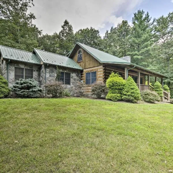 Creekside Berkeley Springs Cabin on 35 Acres!，位于Morton Grove的酒店