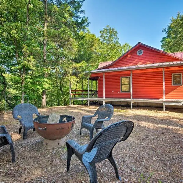 Broken Bow Cabin with Deck on Mountain Fork River!，位于De Queen的酒店