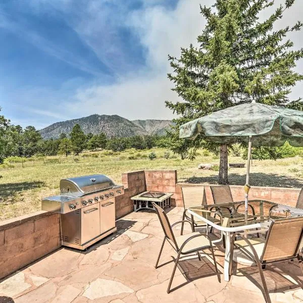 Lovely Flagstaff Home with BBQ and Mountain Views!，位于弗拉格斯塔夫的酒店