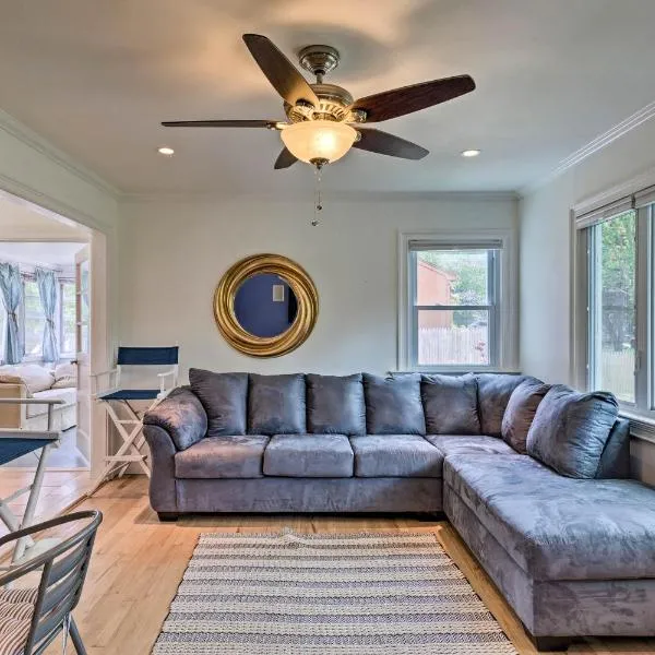 Hamptons Bay Home on Shinnecock Bay with Yard!，位于汉普顿贝斯的酒店