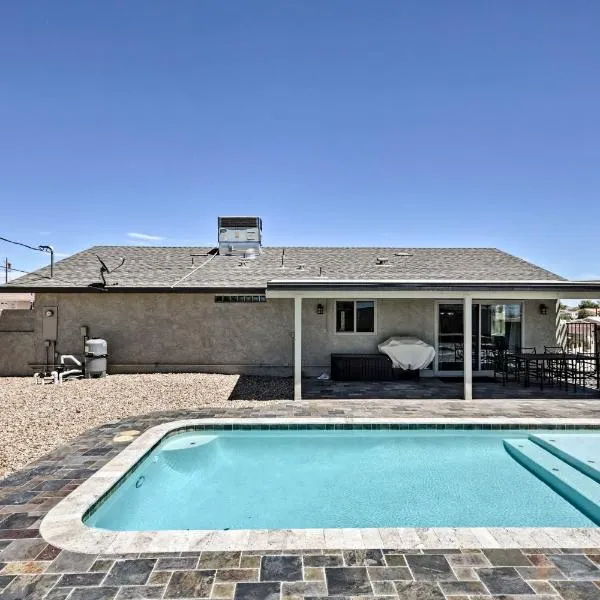 Lake Havasu Home with Pool and Mtn Views, Near Marina，位于哈瓦苏湖城的酒店