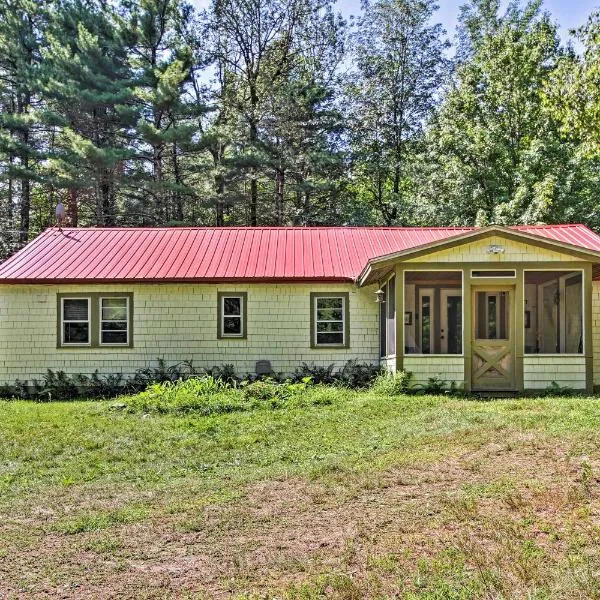 Rustic Bradford Cottage - 14 Miles to Sunapee Mtn!，位于Bradford的酒店