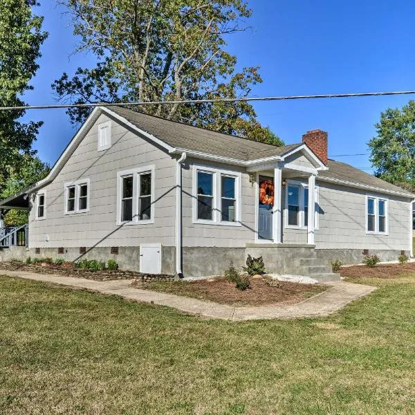 Porch, Fire Pit and Grill Blue Ridge Mtn Cottage!，位于勒诺的酒店