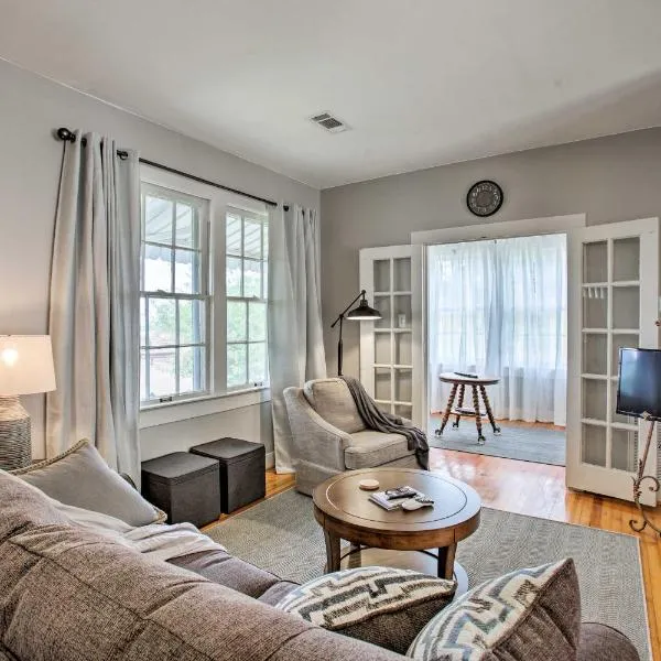 Charming Cottage with Mississippi River Views!，位于纳奇兹的酒店