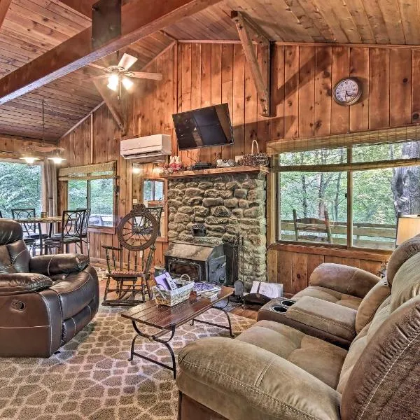 Secluded Stanardsville Cabin with 10 Acres and Hot Tub，位于Stanardsville的酒店