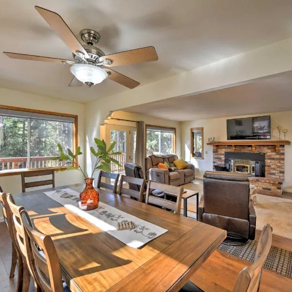 Cabin in Natl Forest 35 Min to Boreal Resort，位于科尔法克斯的酒店