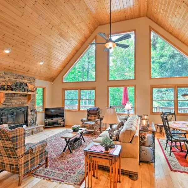 Andrews Cabin with Game Room and Covered Porch!，位于Andrews的酒店