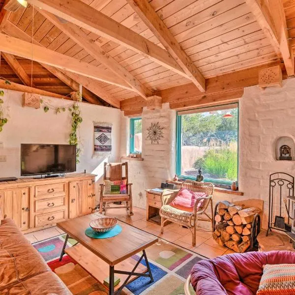 Eclectic Adobe Crestone Cottage w/ Patio + Yard!，位于Crestone的酒店